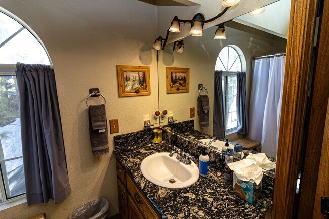 Building Photo - Spacious Three Bedroom located in Moonridge