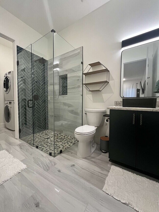 Building Photo - 1Bd/1Ba in the HEART of Midtown! FULLY FURNISHED! Perfect for travelling Nurses or Students!