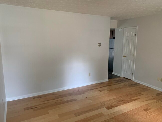 Building Photo - 1104 Collins Ln