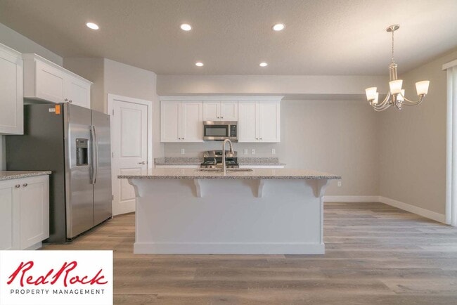 Building Photo - Modern 4-Bed Townhome in Hurricane Heights