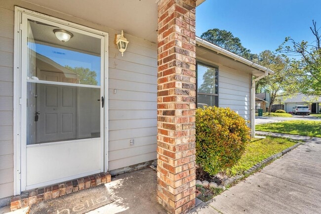 Building Photo - Charming 2 Bedroom Florida Cottage in Convenient Location!!