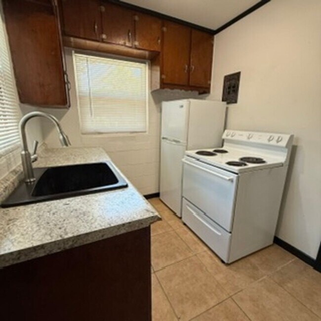 Building Photo - 1 Bedroom, 1 Bath Cottage