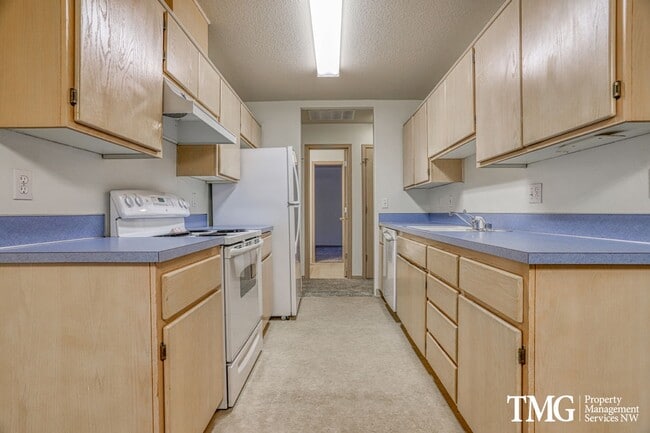 Building Photo - Peaceful 2-bedroom, 2 bath Townhome in thi...