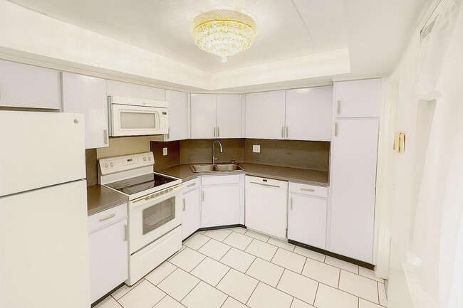 Building Photo - 1739 Embassy Dr