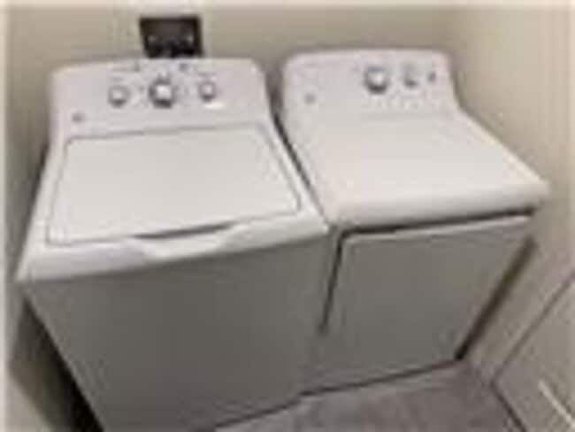 Building Photo - Tavares