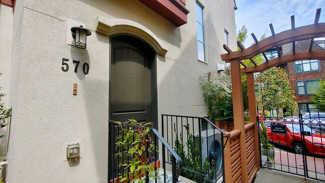 Building Photo - Luxury 3 Bedroom Townhome in Lake Oswego’s...