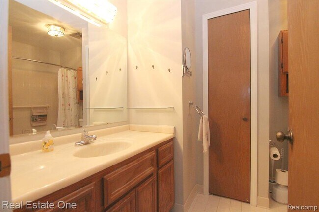 Building Photo - 2110 Hidden Meadows Dr