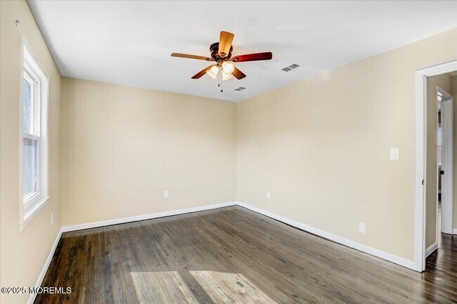 Building Photo - 169 Village Green Way