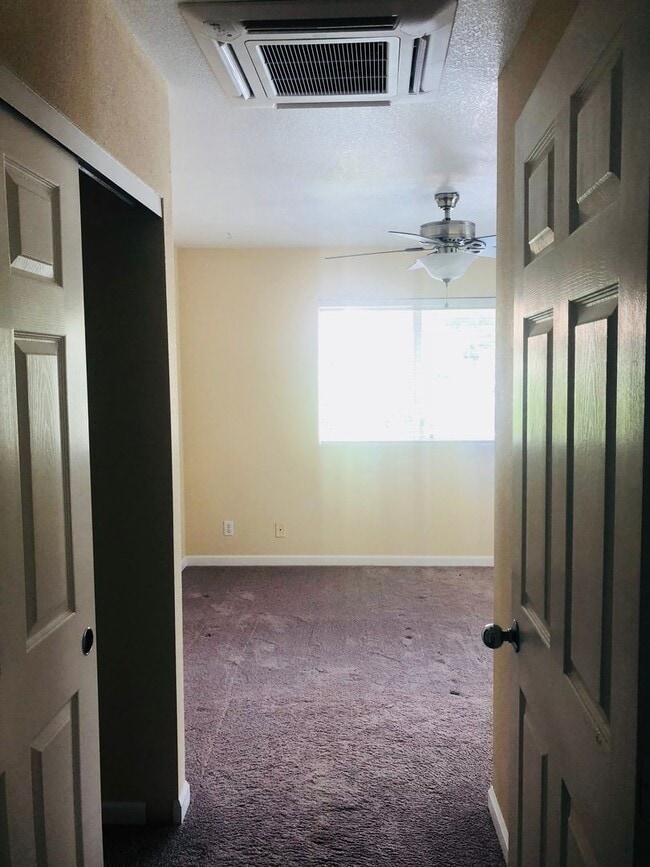 Building Photo - 75-6081 Alii Dr. E201