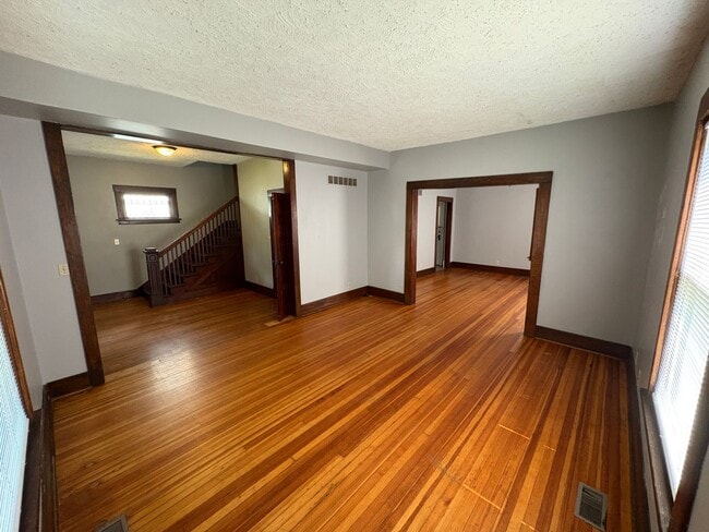 Building Photo - Charming 3-Bed Home with Spacious Layout & Large Backyard