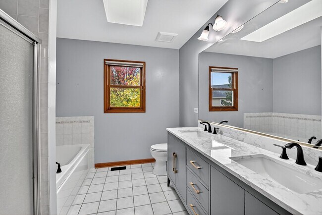 Building Photo - 1163 Shoreline Dr