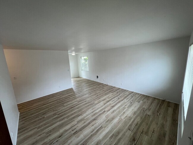 Building Photo - 352-352 E 17th Ave