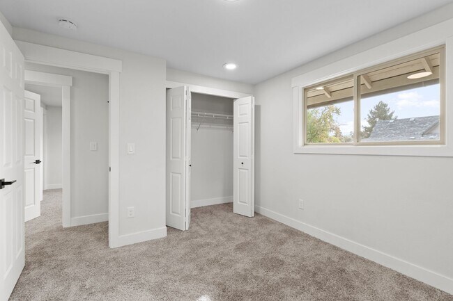 Building Photo - Gorgeous South Hill Home