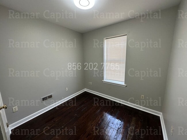 Building Photo - Spacious 3BR Row House with 1.5 bathroom, ...
