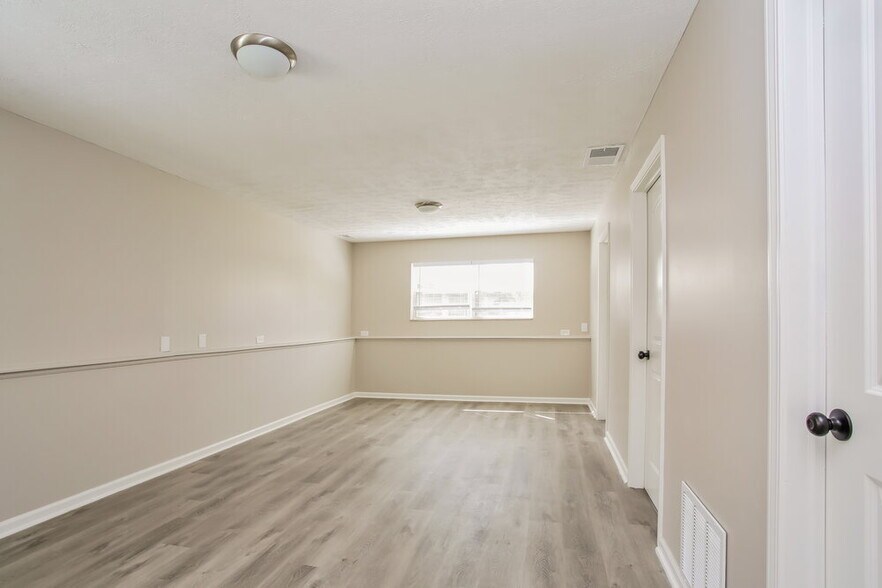 Building Photo - 445 Oak Meadow Dr