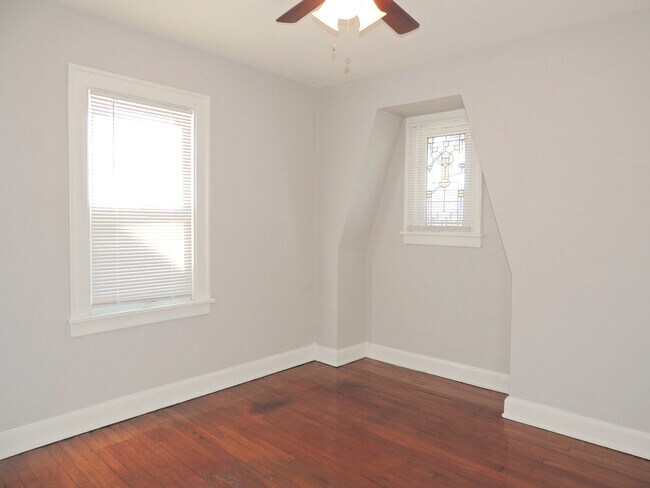 Building Photo - 3 Bedroom & 1 Full Bathroom Colonial for Rent!