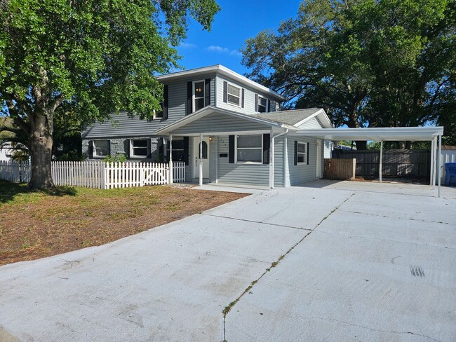 Primary Photo - Stunning Jungle Terrace Oasis: Renovated 4...