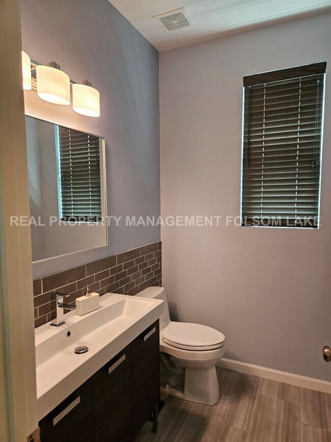 Building Photo - 3 bedrooms 2.5 bathroom split level home