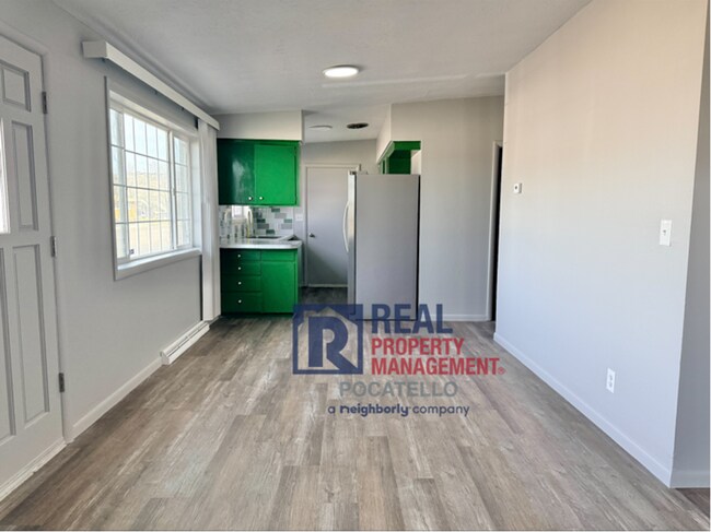 Building Photo - 5 bed 2 bath house - 1 car garage - pet friendly