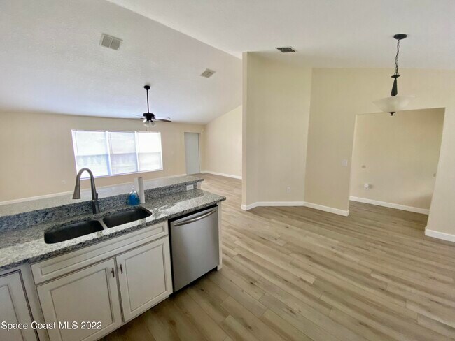 Building Photo - 2435 Palisades Dr SE