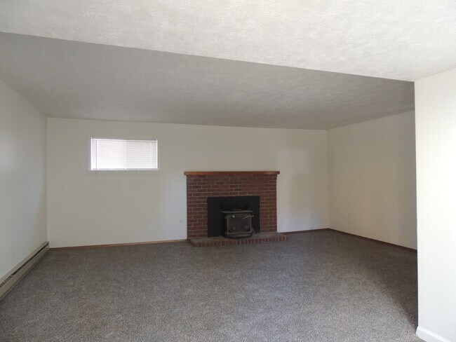 Building Photo - $1,900 – 2 Bed / 2 Bath Home with Fenced Yard, Fireplace, and Garage