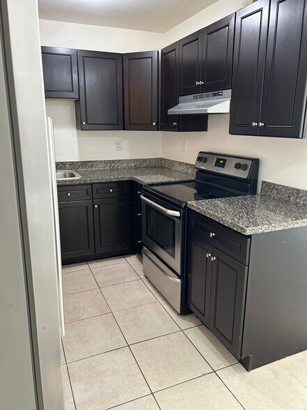 Building Photo - 5719 NW 27th Ct