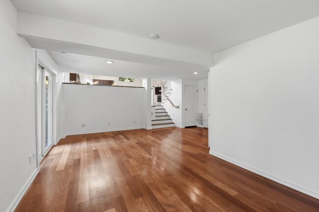 Building Photo - 3bd/2.5ba Bellevue Home