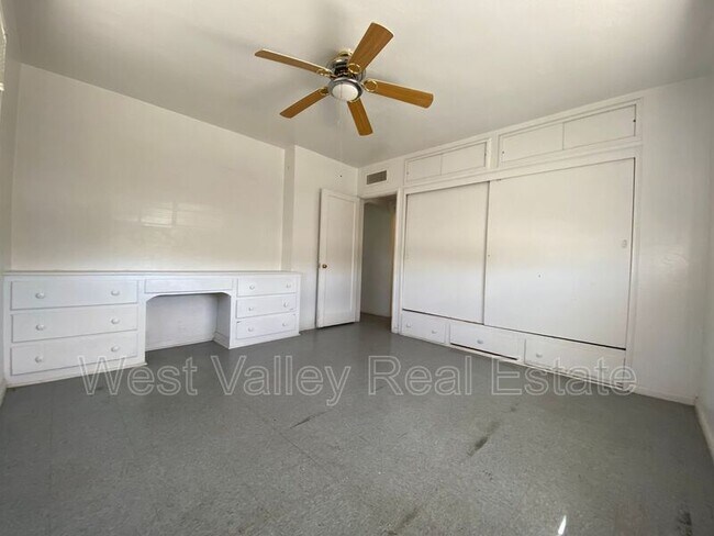 Building Photo - 155 1/2 North