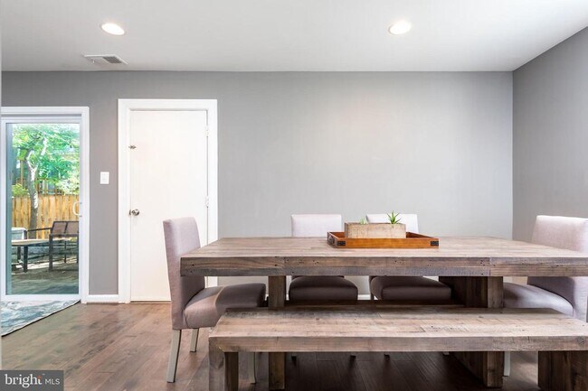 Building Photo - 8601 Cromwell Dr