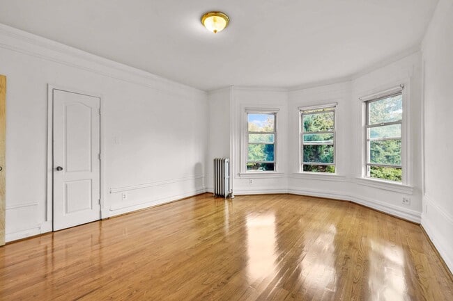 Building Photo - 1200 Beverley Rd