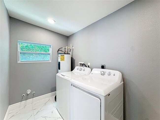 Building Photo - 2409 Drake Dr