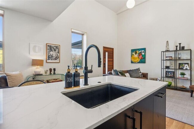 Building Photo - 955 Wylie St SE