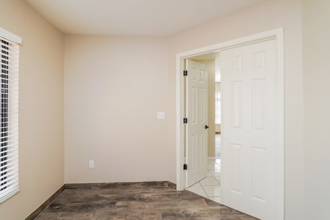 Building Photo - 542 Eldron Ave