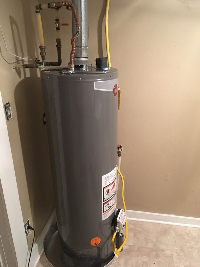 Brand new water heater Washer and dryer included - 323 S Workman St