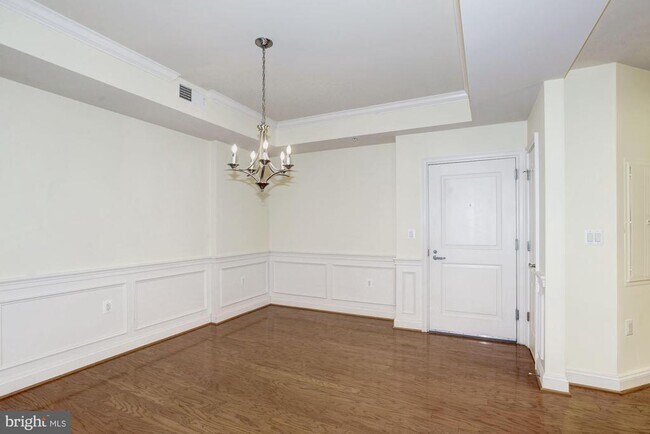 Building Photo - 320 S West St