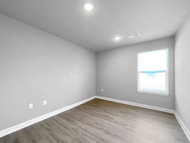 Building Photo - Charming 3BR/2BA Renovated Duplex | Ranch-Style Living in Colonial Gardens