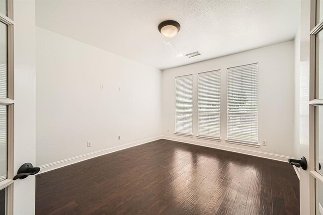 Building Photo - 9812 Whitley Bay Dr