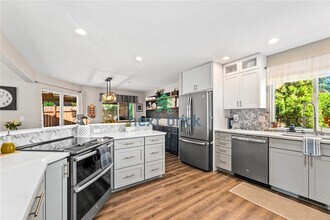 Building Photo - 4 BED & 2.5 SINGLE FAMILY HOUSE FOR RENT