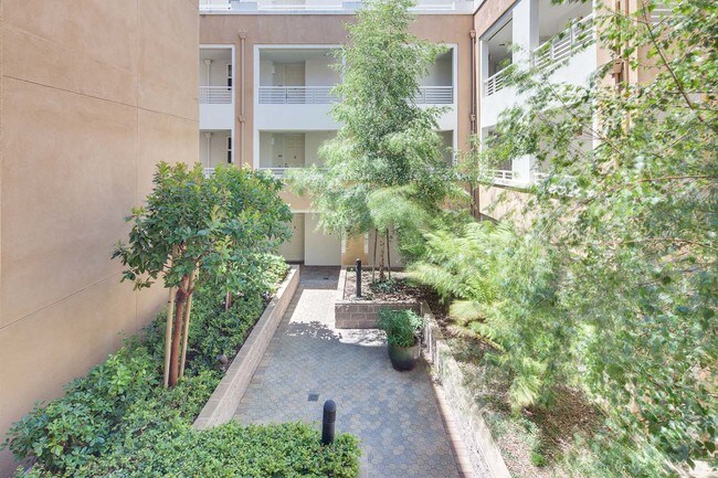 Building Photo - 301 Crescent Ct
