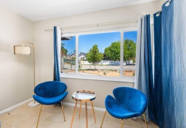 Building Photo - Modern Retreat with Spacious Yard & Cozy Interiors