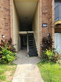 Building Photo - Lovely 1 bedroom 1 bath 2nd floor condo wi...
