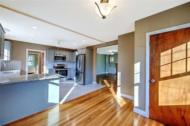 Building Photo - 66 Tyndall Ave