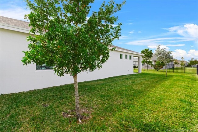 Building Photo - 2731 NE Breezeway Cir