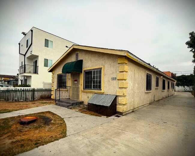 Building Photo - 1323 W 58th St