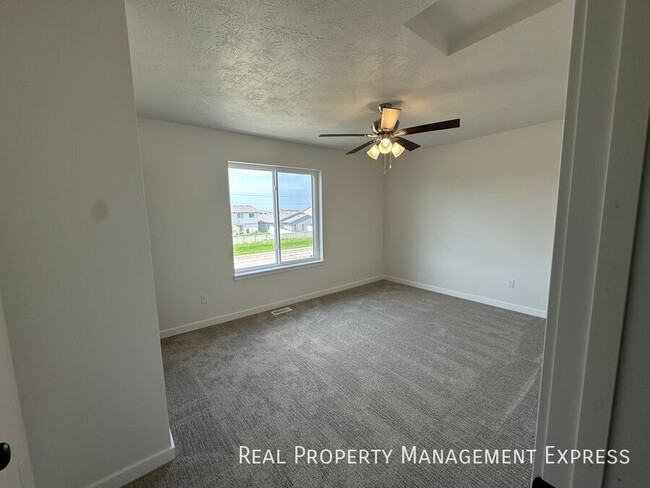 Building Photo - Cozy 2 Bedroom 1.5 Bathroom Townhome