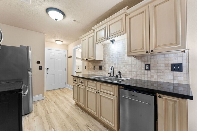 Building Photo - Unfurnished or Furnished 2 bedroom 2 bath Condo/Apartment in a Gated Community,  Blue Eye, MO,  N...