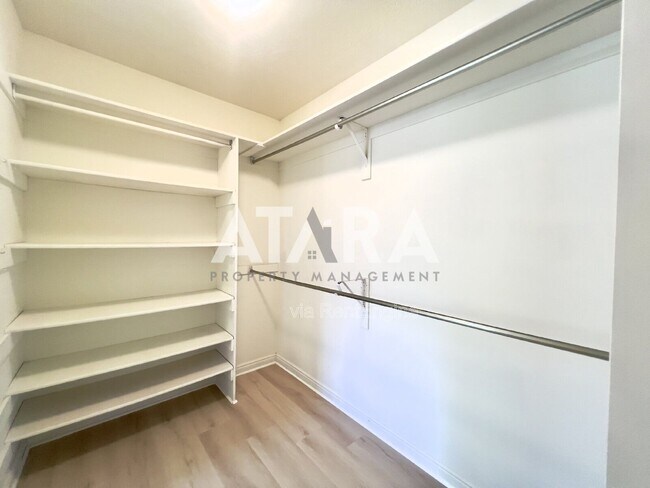 Building Photo - 11837 Sunrise View Dr