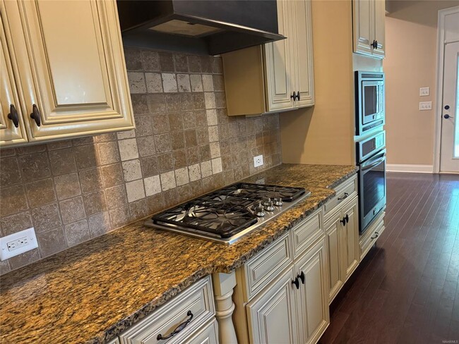 Building Photo - 436 Sydney Dr N