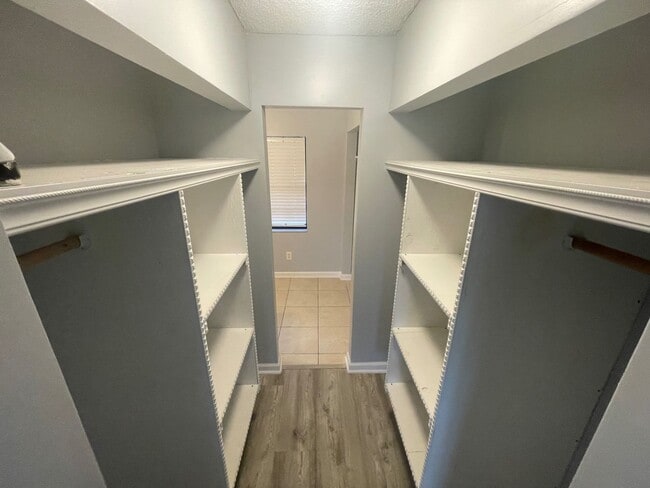 Building Photo - Spacious 2 Bedroom 2 Bath Condo  October l...