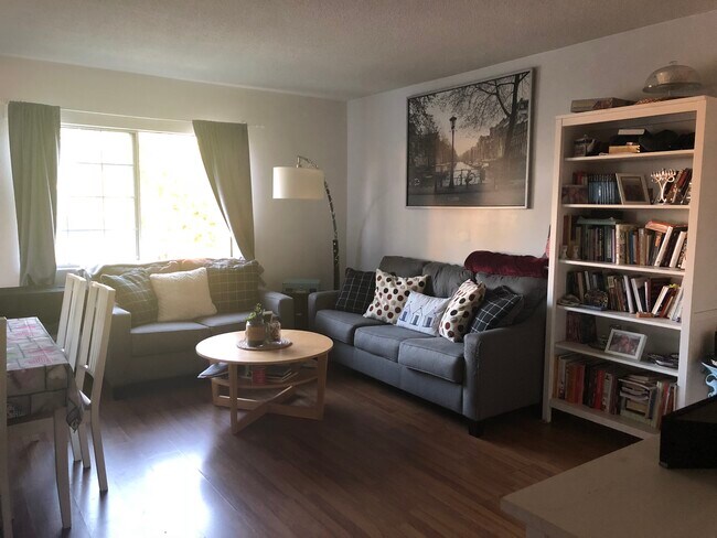 Spacious living room - 2929 S Orange Dr